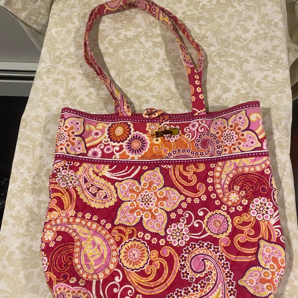 Vera Bradley tote with toggle.